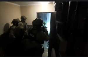 policjanci wchodzą do mieszkania