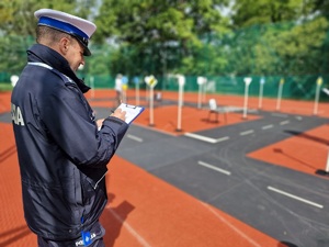 Policjant robiący notatki podczas konkursu