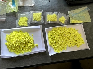 Narkotyki w kształcie żółtych kostek rozłożone na stole