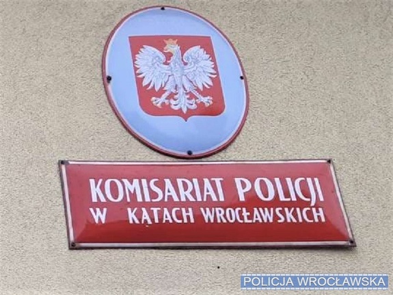 tabliczka na budynku z napisem komisariat policji