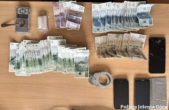 Pieniądze, telefony i waga leżące na stole