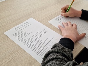 Mężczyzna wypełniający test znajomości przepisów ruchu drogowego