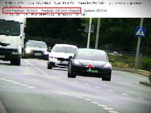 zdjęcie z wideorejestratora samochodu osobowego tesla przekraczającego prędkość