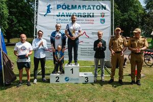 POLICJANT STOJĄCY NA PODIUM