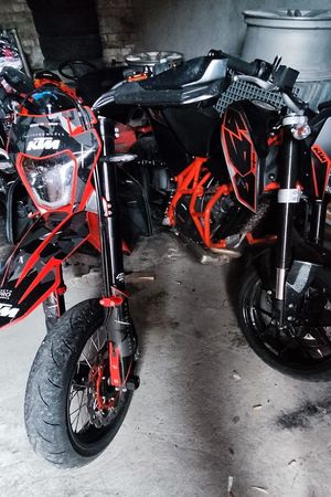 czarno czerwony dwa motocykle
