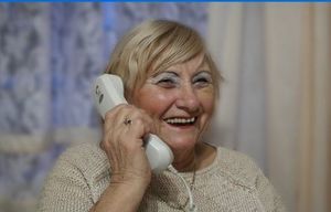 starsza kobieta rozmawiająca przez telefon
