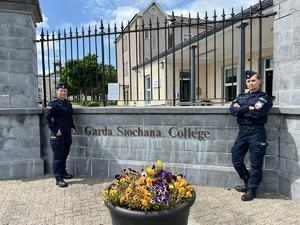 Dwie policjantki w Irlandii pozują pryz szkole policyjnej