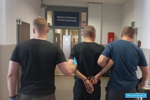 Zdjęcia policjantów z zatrzymanymi mężczyznami