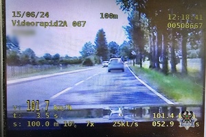 zdjęcie z wideorejestratora przedstawiające białe auto osobowe jadące 101 kilometrów na godzinę