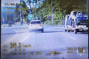 zdjęcie z wideorejestratora przedstawiające białe auto osobowe jadące 109,5 kilometrów na godzinę