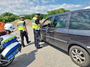policjanci i pracownicy Generalna Dyrekcja Dróg Krajowych i Autostrad kontrolują pojazdy