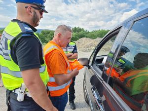 policjanci i pracownicy Generalna Dyrekcja Dróg Krajowych i Autostrad kontrolują pojazdy