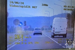 zdjęcie z wideorejestratora przedstawiające jak samochód osobowy jedzie ponad 138 kilometrów na godzinę