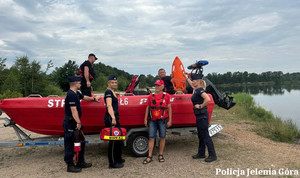 policjantki i ratownicy medyczni koło łodzi ratunkowej