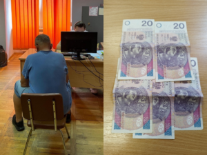 zatrzymany mężczyzna siedzący na krześle i położona banknoty