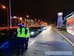 Praca policjantów drogówki na ulicach miasta