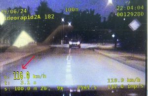 zdjęcie z wideorejestratora pokazujące jak samochód osobowy jedzie 116 kilometrów na godzinę