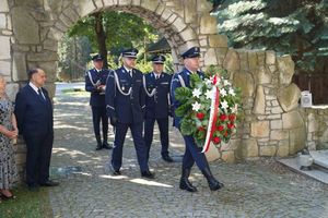 Policjanci, pracownicy oraz zaproszeni gości podczas ceremonii uczczenia pamięć poległych i pomordowanych funkcjonariuszy.