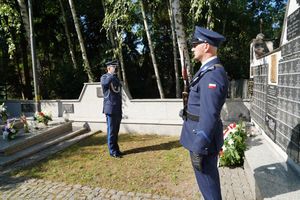 Policjanci, pracownicy oraz zaproszeni gości podczas ceremonii uczczenia pamięć poległych i pomordowanych funkcjonariuszy.