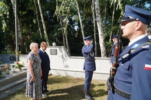 Policjanci, pracownicy oraz zaproszeni gości podczas ceremonii uczczenia pamięć poległych i pomordowanych funkcjonariuszy.