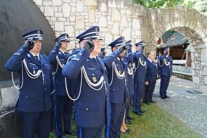 Policjanci, pracownicy oraz zaproszeni gości podczas ceremonii uczczenia pamięć poległych i pomordowanych funkcjonariuszy.