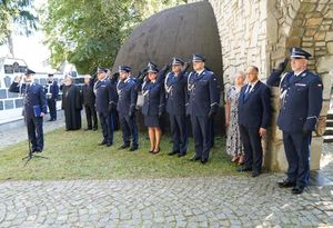 Policjanci, pracownicy oraz zaproszeni gości podczas ceremonii uczczenia pamięć poległych i pomordowanych funkcjonariuszy.