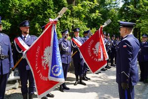 Policjanci, pracownicy oraz zaproszeni gości podczas ceremonii uczczenia pamięć poległych i pomordowanych funkcjonariuszy.