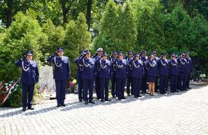 Policjanci, pracownicy oraz zaproszeni gości podczas ceremonii uczczenia pamięć poległych i pomordowanych funkcjonariuszy.