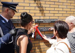 Policjanci, pracownicy oraz zaproszeni gości podczas ceremonii uczczenia pamięć poległych i pomordowanych funkcjonariuszy.