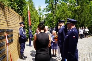 Policjanci, pracownicy oraz zaproszeni gości podczas ceremonii uczczenia pamięć poległych i pomordowanych funkcjonariuszy.