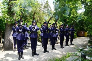 Policjanci, pracownicy oraz zaproszeni gości podczas ceremonii uczczenia pamięć poległych i pomordowanych funkcjonariuszy.