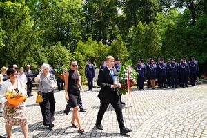 Policjanci, pracownicy oraz zaproszeni gości podczas ceremonii uczczenia pamięć poległych i pomordowanych funkcjonariuszy.