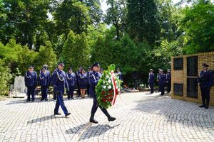 Policjanci, pracownicy oraz zaproszeni gości podczas ceremonii uczczenia pamięć poległych i pomordowanych funkcjonariuszy.