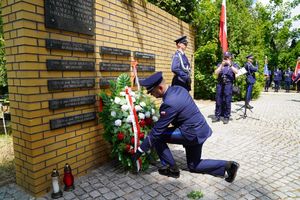 Policjanci, pracownicy oraz zaproszeni gości podczas ceremonii uczczenia pamięć poległych i pomordowanych funkcjonariuszy.