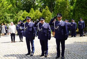 Policjanci, pracownicy oraz zaproszeni gości podczas ceremonii uczczenia pamięć poległych i pomordowanych funkcjonariuszy.