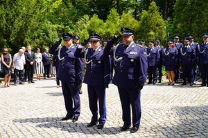 Policjanci, pracownicy oraz zaproszeni gości podczas ceremonii uczczenia pamięć poległych i pomordowanych funkcjonariuszy.