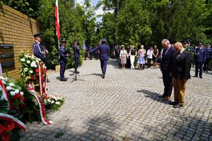 Policjanci, pracownicy oraz zaproszeni gości podczas ceremonii uczczenia pamięć poległych i pomordowanych funkcjonariuszy.