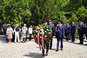 Policjanci, pracownicy oraz zaproszeni gości podczas ceremonii uczczenia pamięć poległych i pomordowanych funkcjonariuszy.