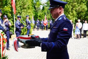 Policjanci, pracownicy oraz zaproszeni gości podczas ceremonii uczczenia pamięć poległych i pomordowanych funkcjonariuszy.