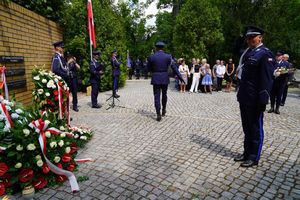 Policjanci, pracownicy oraz zaproszeni gości podczas ceremonii uczczenia pamięć poległych i pomordowanych funkcjonariuszy.