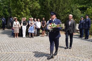 Policjanci, pracownicy oraz zaproszeni gości podczas ceremonii uczczenia pamięć poległych i pomordowanych funkcjonariuszy.