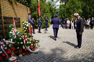 Policjanci, pracownicy oraz zaproszeni gości podczas ceremonii uczczenia pamięć poległych i pomordowanych funkcjonariuszy.