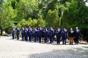 Policjanci, pracownicy oraz zaproszeni gości podczas ceremonii uczczenia pamięć poległych i pomordowanych funkcjonariuszy.