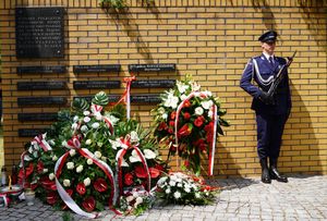 Policjanci, pracownicy oraz zaproszeni gości podczas ceremonii uczczenia pamięć poległych i pomordowanych funkcjonariuszy.