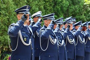 Policjanci, pracownicy oraz zaproszeni gości podczas ceremonii uczczenia pamięć poległych i pomordowanych funkcjonariuszy.