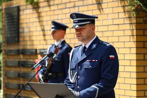 Policjanci, pracownicy oraz zaproszeni gości podczas ceremonii uczczenia pamięć poległych i pomordowanych funkcjonariuszy.