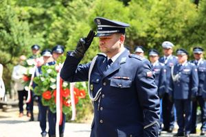 Policjanci, pracownicy oraz zaproszeni gości podczas ceremonii uczczenia pamięć poległych i pomordowanych funkcjonariuszy.