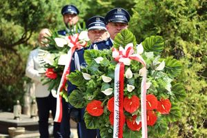 Policjanci, pracownicy oraz zaproszeni gości podczas ceremonii uczczenia pamięć poległych i pomordowanych funkcjonariuszy.