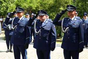 Policjanci, pracownicy oraz zaproszeni gości podczas ceremonii uczczenia pamięć poległych i pomordowanych funkcjonariuszy.