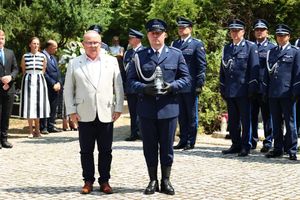 Policjanci, pracownicy oraz zaproszeni gości podczas ceremonii uczczenia pamięć poległych i pomordowanych funkcjonariuszy.